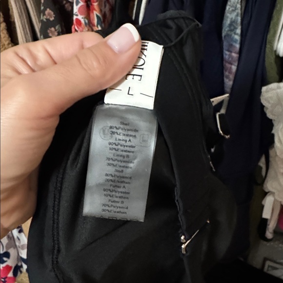 Bikini - Picture 9 of 9